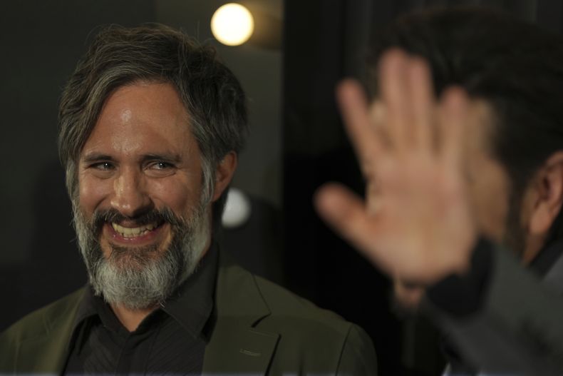 Los actores mexicanos Gael García Bernal, izquierda, y Diego Luna posan para una fotografía en la premiere de La Máquina en la Ciudad de México, el martes 8 de octubre de 2024. (Foto AP/Fernando Llano)