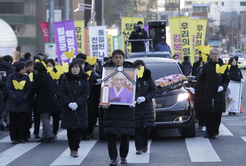 ARCHIVO - La activista Yoon Meehyang, en el centro a la izquierda, camina hacia la embajada japonesa durante un funeral por Kim Bok-dong, ex esclava sexual surcoreana, en Seúl, Corea del Sur, el 1 de febrero de 2019. (AP Foto/Ahn Young-joon, Archivo)