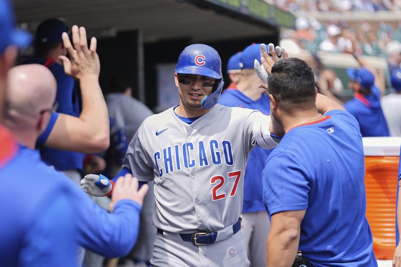 Seiya Suzuki de los Cachorros de Chicago celebra su jonrón en la octava entrada ante los Tigres de Detroit el sábado 7 de junio del 2025. (AP Foto/Paul Sancya)