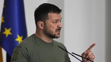 El presidente de Ucrania, Volodymyr Zelenskyy, habla durante una conferencia de prensa conjunta con el presidente del Gobierno español, Pedro Sánchez, en el Palacio de la Moncloa en Madrid, el lunes 27 de mayo de 2024. (AP Foto/Paul White)