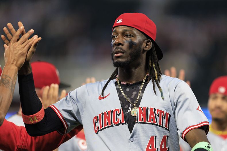 El dominicano Elly de la Cruz, de los Rojos de Cincinnati, festeja el triunfo sobre los Mellizos de Minnesota, el viernes 13 de septiembre de 2024 (AP Foto/Nikolas Liepins)