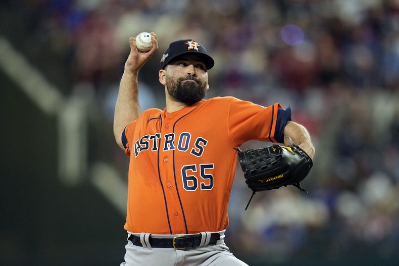ARCHIVO - José Urquidy, de los Astros de Houston, lanza ante los Rangers de Texas, en el cuarto juego de la Serie Mundial, el 19 de octubre de 2023, en Arlington, Texas. (AP Foto/Julio Cortez)