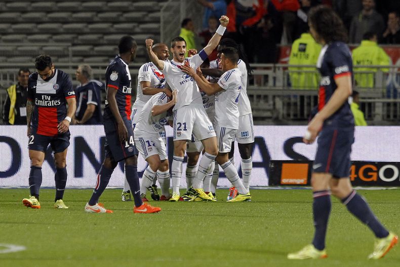 Maxime Gonalons, de Lyon, celebra con sus compa&ntilde;eros de Lyon, luego de que el equipo anot&oacute; frente al Par&iacute;s Sain Germain en un partido de la liga francesa disputado el domingo 13 de abril de 2014 (AP Foto/Laurent Cipriani)