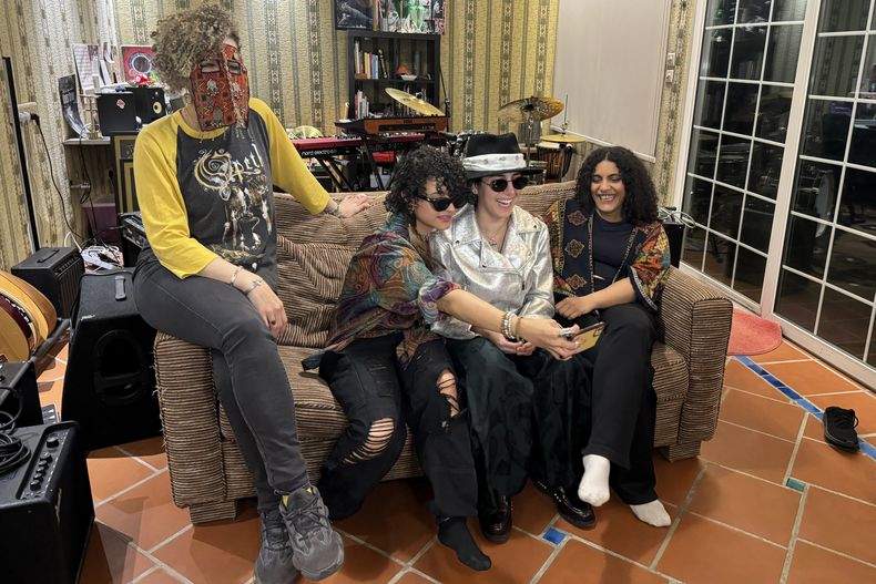 De izquierda a derecha, miembros de la banda Seera, entre ellos Thing, Nora, Hayahuascah y Meesh, se toman una selfie durante una entrevista con The Associated Press, el domingo 12 de mayo de 2024, en Riad, Arabia Saudí. (AP Foto/Baraa Anwer)