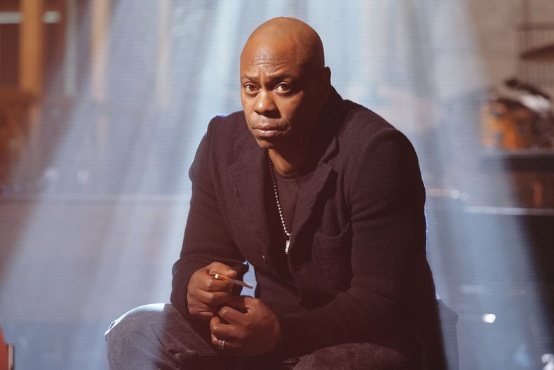 Esta imagen publicada por NBC muestra al presentador Dave Chappelle durante la grabación de anuncios para su próxima aparición en Saturday Night Live, el martes 14 de enero de 2025 en Nueva York. (Rosalind OConnor/NBC via AP)