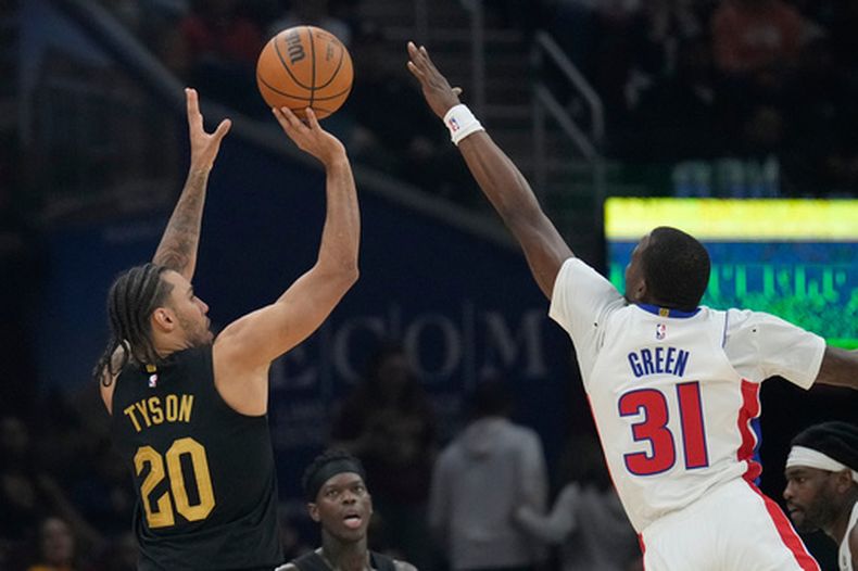 Jaylon Tyson, de los Cavaliers de Cleveland, dispara frente a Javonte Green, de los Pistons de Detroit, en el encuentro del martes 3 de marzo de 2026 (AP Foto/Sue Ogrocki)