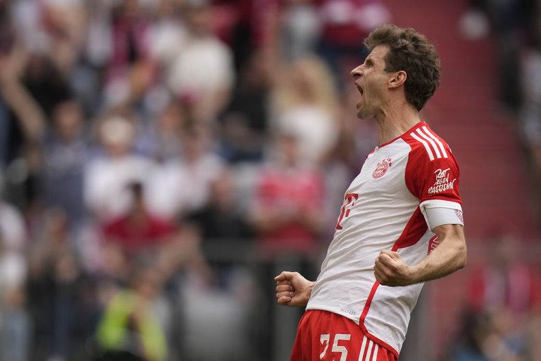 Thomas Müller del Bayern Munich celebra tras anotar el segundo gol de su equipo en el encuentro ante Cologne en la Bundesliga el sábado 13 de abril del 2024. (AP Foto/Matthias Schrader)