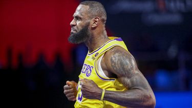 El delantero de los Lakers de Los Ángeles LeBron James (23) reacciona tras un enceste ante los Pacers de Indiana en la final de la Copa NBA, el sábado 9 de diciembre de 2023, en Las Vegas. (AP Foto/Ian Maule)