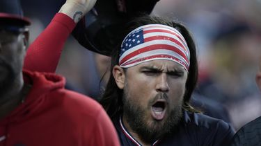 Michael Chavis, corredor emergente de los Nacionales de Washington, festeja tras anotar en un pasbol ante los Marlins de Miami, el sábado 26 de agosto de 2023 (AP Foto/Wilfredo Lee)