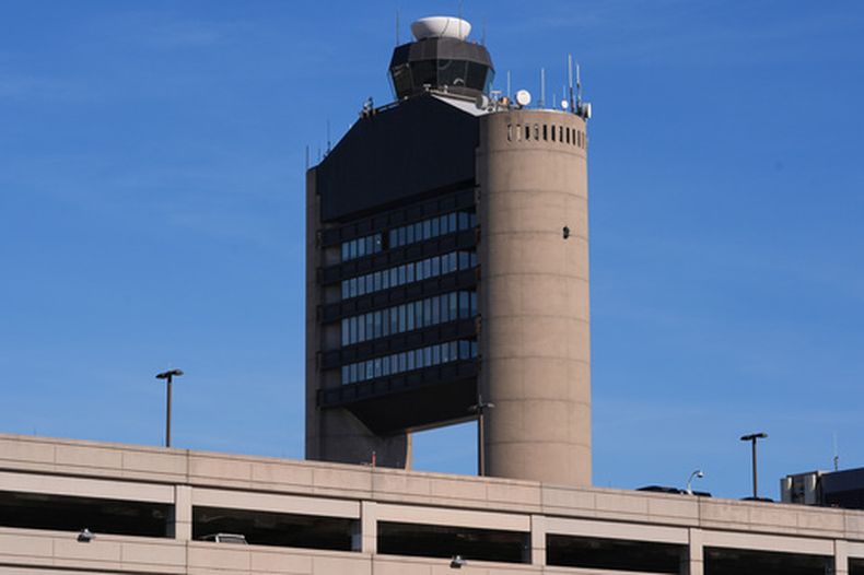 ARCHIVO - La torre de control del aeropuerto Logan, el 9 de diciembre de 2025, en Boston. (Foto AP/Charles Krupa, archivo)