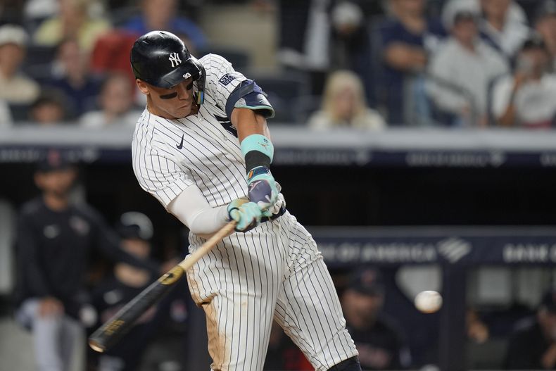 Aaron Judge conecta un jonrón solitario en el séptimo inning del juego ante los Guardianes de Cleveland, el miércoles 21 de agosto de 2024 (AP Foto/Seth Wenig)