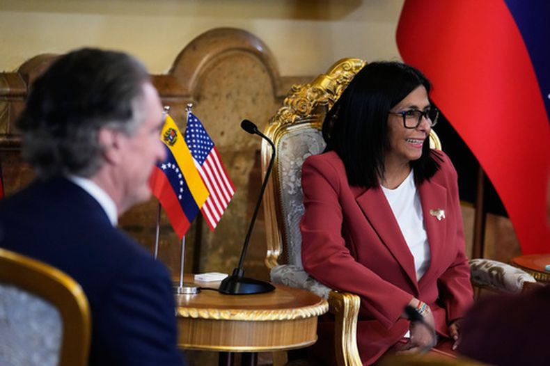 La presidenta interina de Venezuela, Delcy Rodriguez, derecha, y el secretario del Interior de Estados Unidos, Doug Burgum, se reúnen en el palacio presidencial de Miraflores enCaracas, Venezuela, el miércoles 4 de marzo de 2026. (AP Foto/Ariana Cubillos)