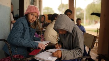 Estudiantes de octavo grado toman apuntes durante una clase de geografía en la escuela pública Nueva Asunción, en Chaco-i, Paraguay, el martes 20 de agosto de 2024. (AP Foto/Jorge Saenz)