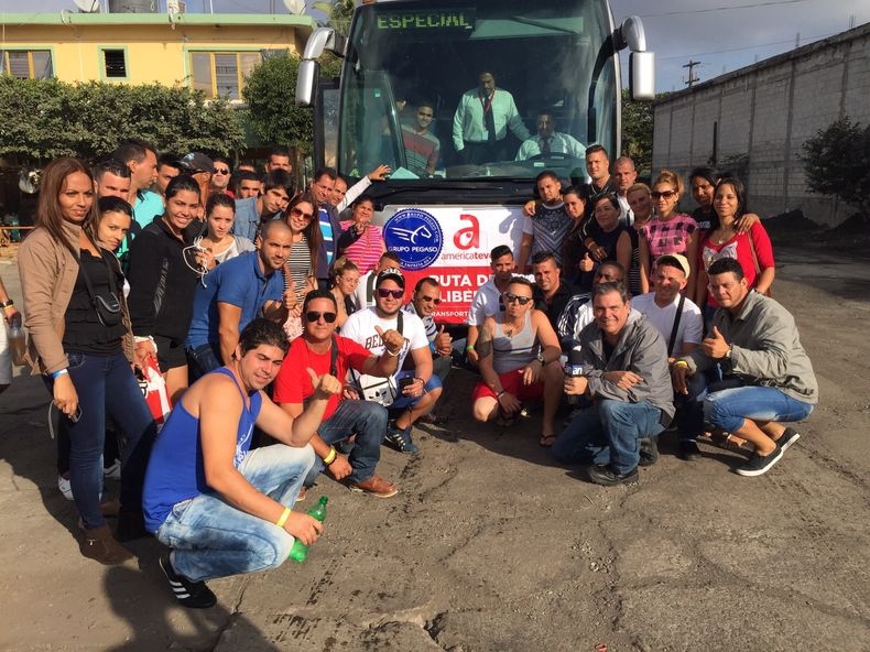 cao autobus con cubanos.jpg