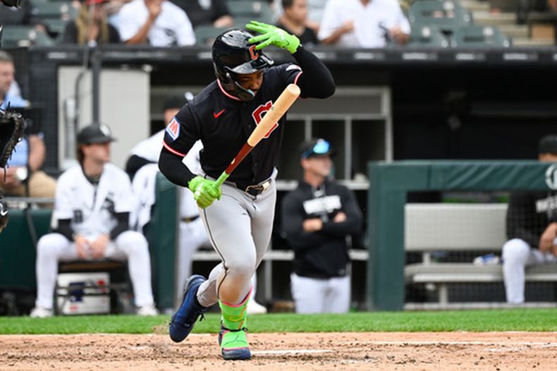 Kahlil Watson, de los Guardianes de Cleveland, corre a primera base después de batear un sencillo productor de dos carreras durante la sexta entrada del juego de béisbol de Grandes Ligas contra los Medias Blancas de Chicago, el miércoles 24 de junio de 2026. (AP Foto/Matt Marton)