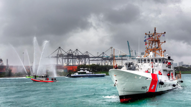guardia costera mantiene en un buque a cubanos que se refugiaron en faro
