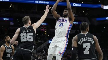 Con doble-doble de Embiid, 76ers derrotan a Spurs 137-125