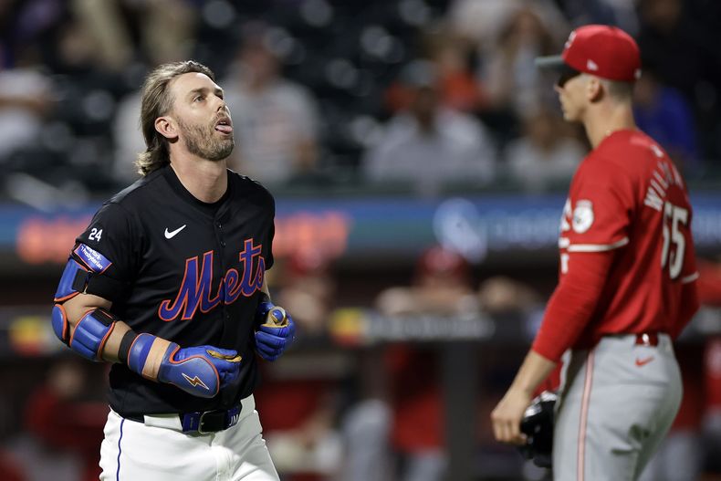 Jeff McNeil de los Mets de Nueva York reacciona tras recibir un golpe con el lanzamiento de Brandon Williamson de los Rojos de Cincinnati en la quinta entrada el viernes 6 de septiembre del 2024. (AP Foto/Adam Hunger)
