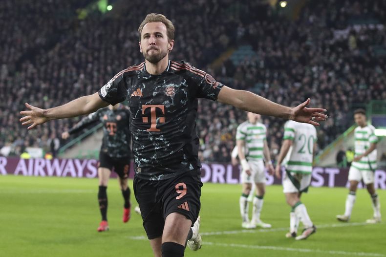 Harry Kane, del Bayern, celebra tras anotar el segundo gol de su equipo durante el partido de ida de los playoffs de la Liga de Campeones entre el Celtic de Glasgow y el Bayern Múnich en el Celtic Park Stadium en Glasgow, Escocia, el miércoles 12 de febrero de 2025. (Foto AP/Scott Heppell)