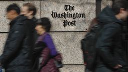 ARCHIVO - Varias personas pasan junto al edificio One Franklin Square, sede del periódico The Washington Post, el 21 de febrero de 2019, en el centro de Washington. (AP Foto/Pablo Martinez Monsivais, archivo)