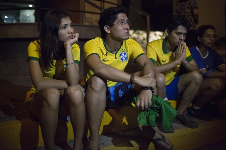 En la foto aparecen seguidores de Brasil sentados frente al Hospital Sao Carlos, al que fue trasladado Neymar por una lesi&oacute;n en una v&eacute;rtebra, el viernes 4 de julio de 2014, en Fortaleza, Brasil (AP Foto/Renata Brito)
