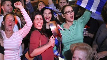 cubanos en miami festejan y reflexionan tras muerte de fidel