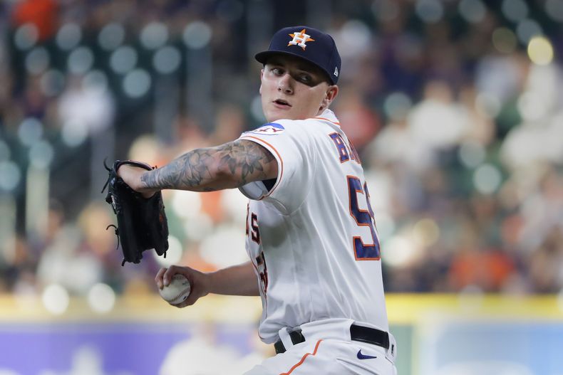 Hunter Brown, abridor de los Astros de Houston, lanza el miércoles 13 de septiembre de 2023, durante el juego ante los Atléticos de Oakland (AP Foto/Michael Wyke)