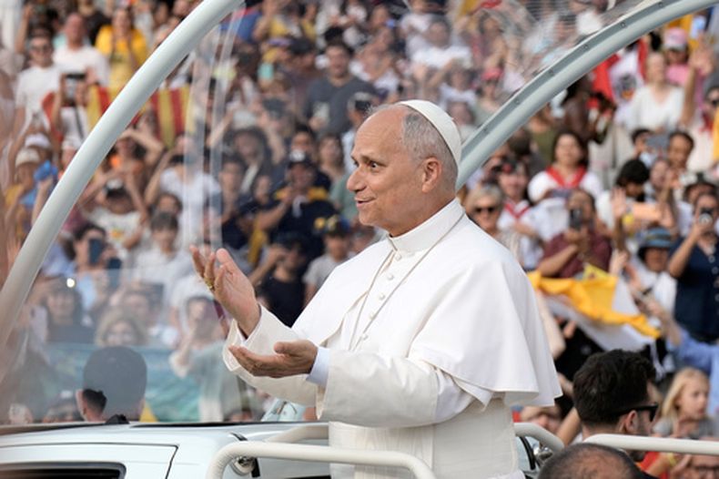 El papa León XIV hace la señal “seis-siete” a su llegada para asistir a una vigilia de oración en el estadio Olímpico Lluis Companys en Barcelona, España, el martes 9 de junio de 2026. (AP Foto/Bernat Armangue)