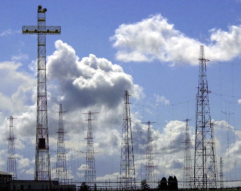 ARCHIVO – Vista de las antenas de Radio Vaticano, que transmite las palabras del papa a todo al mundo, en Santa Maria di Galeria, en las afueras de Roma, el 11 de abril de 2001. (AP Foto/ Gregorio Borgia, File)