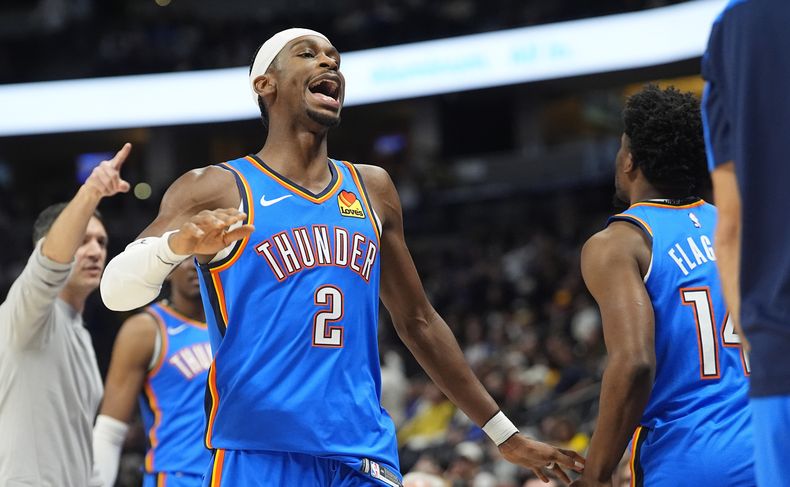 Shai Gilgeous-Alexander, del Thunder de Oklahoma City, se dirige a la banca en el encuentro ante los Nuggets de Denver, el jueves 24 de octubre de 2024 (AP Foto/David Zalubowski)