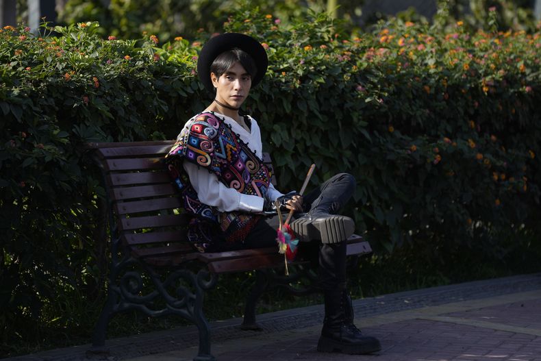 El cantante peruano Lenin Tamayo durante un receso en la grabación de un video en el centro de Lima, Perú, el 3 de agosto de 2023. Con su fusión de K-pop y cultura andina, el músico de 23 años es conocido como creador del Q-pop o Quechua pop, con canciones en español y quechua. (Foto AP/Martin Mejia)