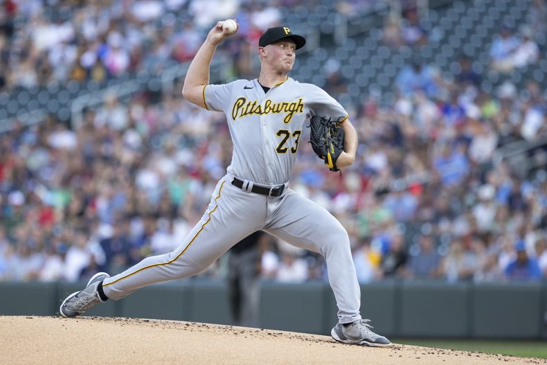 Mitch Keller, abridor de los Piratas de Pittsburgh, hace un lanzamiento ante los Mellizos de Minnesota, el sábado 19 de agosto de 2023 (AP Foto/Bailey Hillesheim)