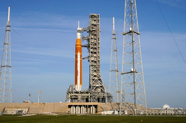 El cohete Artemis II SLS (Space Launch System, sistema de lanzamiento espacial) de la NASA con la nave espacial Orion, en el Complejo de Lanzamiento del Centro Espacial Kennedy, el martes 31 de marzo de 2026, en Cabo Cañaveral, Florida. (AP Foto/John Raoux)