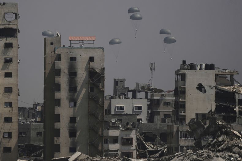 Ayuda humanitaria es lanzada vía aérea en Ciudad Gaza, Franja de Gaza, el 28 de julio del 2025. (AP foto/Jehad Alshrafi)