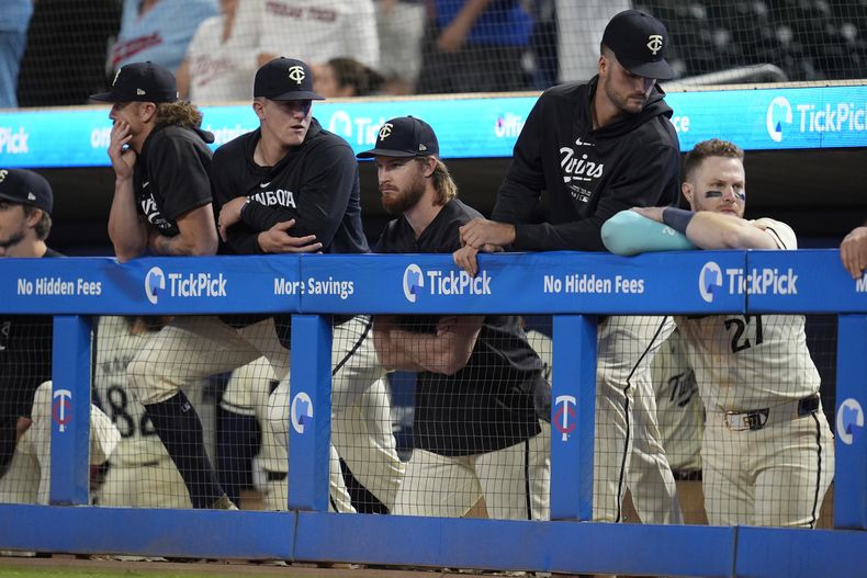 Los jugadores de los Mellizos de Minnesota se encuentran en el dugout después de un juego de béisbol contra los Marlins de Miami, el jueves 26 de septiembre de 2024, en Minneapolis. Los Marlins ganaron 8-6 en 13 entradas. (AP Foto/Abbie Parr)