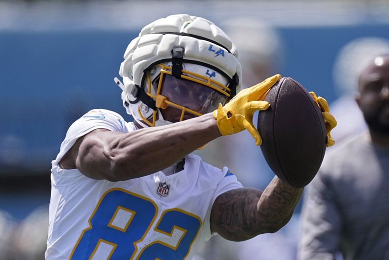 Brenden Rice, wide receiver de los Chargers de Los Ángeles, atrapa un pase durante el minicampamento de novatos de la NFL, en el entrenamiento del viernes 10 de mayo de 2024, en Costa Mesa, California. (AP Foto/Mark J. Terrill)