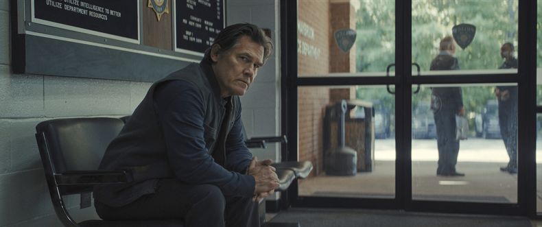 Esta imagen publicada por Warner Bros. Pictures muestra a Josh Brolin en una escena de Weapons. (Warner Bros. Pictures via AP)