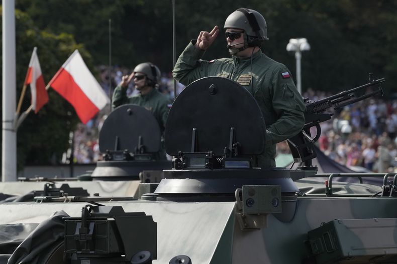 ARCHIVO – Polonia muestra su creciente y modernizado ejército durante las celebraciones anuales del día de las Fuerzas Armadas polacas en Varsovia, Polonia, el jueves 15 de agosto de 2024. (AP Foto/Czarek Sokolowski, Archivo)