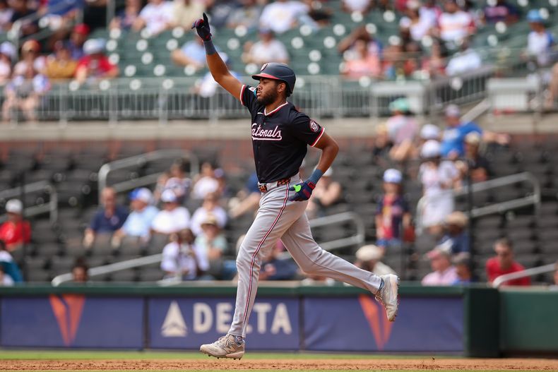 James Wood de los Nacionales de Washington luego de conectar un jonrón ante los Bravos de Atlanta, el miércoles 24 de septiembre de 2025, en Atlanta. (AP Foto/Colin Hubbard)