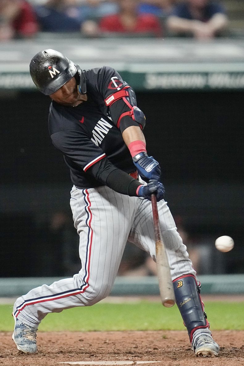 El colombiano Donovan Solano, de los Mellizos de Minnesota, conecta un triple en el juego del martes 5 de septiembre de 2023, ante los Guardianes de Cleveland (AP Foto/Sue Ogrocki)