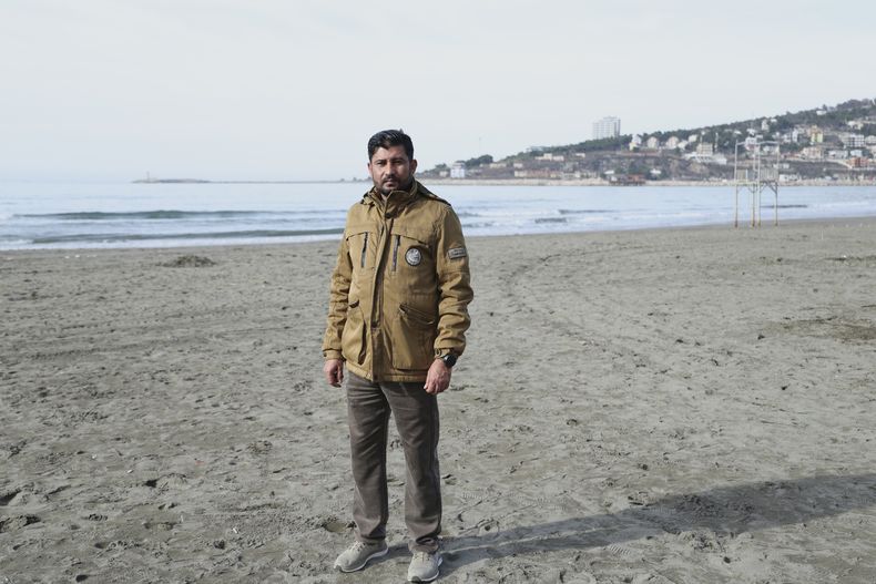 Hashmatullah Alam, de 40 años, en una playa en Shengjin, Albania, el 27 de enero de 2025. Él es uno de muchos afganos que trabajó con el Ejército estadounidense en Afganistán y buscan ser reubicados en EEUU. (AP Foto/Vlasov Sulaj)