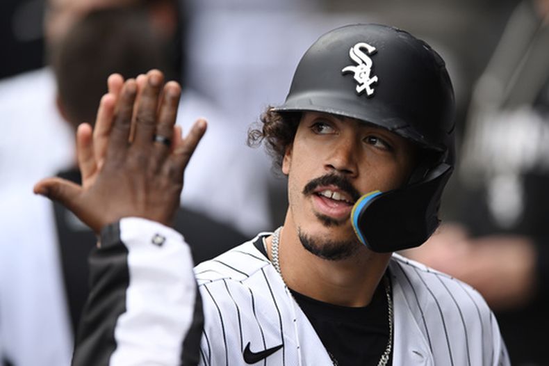 El cubano de los Medias Blancas de Chicago Miguel Vargas celebra en el dugout tras anotar en el sencillo de Munetaka Murakami en la primera entrada ante los Tigres de Detroit el sábado 19 de septiembre del 2026. (AP Foto/Paul Beaty)