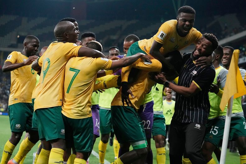 Jugadores de Sudáfrica celebra el tercer gol de su equipo en el encuentro ante Rwanda en el Grupo C de la eliminatoria africana al Mundial 2026 el martes 14 de octubre del 2025. (AP Foto/Themba Hadebe)