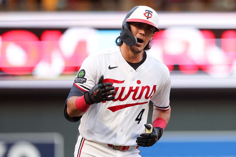 Tristan Gray, de los Mellizos de Minnesota, celebra después de batear un grand slam contra los Medias Blancas de Chicago durante la cuarta entrada del juego de béisbol de Grandes Ligas, el lunes 1 de junio de 2026, en Minneapolis. (AP Foto/Matt Krohn)