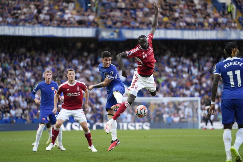 Cheikhou Kouyate, derecha, de Nottingham Forest, y Enzo Fernandez, segundo desde la derecha, de Chelsea, disputan un balón durante el partido de fútbol de la Liga Premier de Inglaterra entre Chelsea y Nottingham Forest, en el estadio Stamford Bridge, en Londres, el sábado 2 de septiembre de 2023. (AP Foto/Kirsty Wigglesworth)
