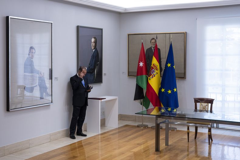 De izquierda a derecha, los retratos de los expresidentes del gobierno de España José María Aznar, José Luis Rodríguez Zapatero y Mariano Rajoy, en el Palacio de la Moncloa, en Madrid, el 19 de junio de 2023. Las elecciones generales del 23 de julio podrían convertir a España en el último de la Unión Europea en virar hacia la derecha. La mayoría de las encuestas sitúan al conservador Partido Popular por delante del Partido Socialista, pero podría necesitar el apoyo del ultraderechista Vox para formar gobierno. (AP Foto/Bernat Armangué)