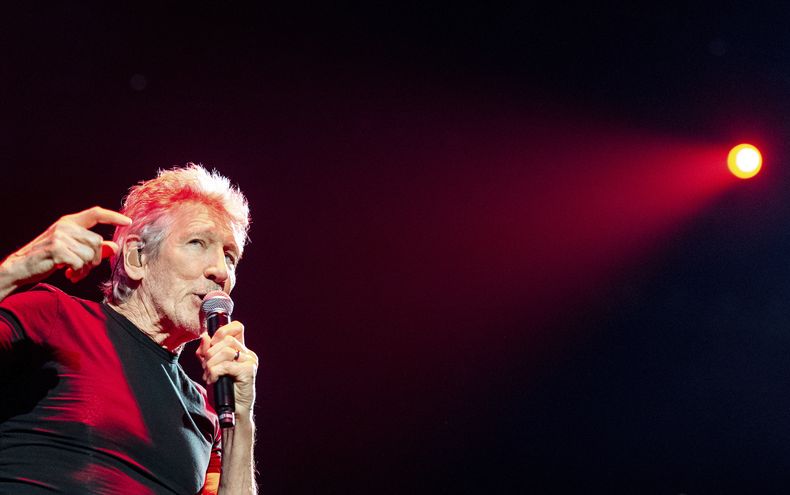 Roger Waters canta en la Arena Barclays de Hamburgo, Alemania, el domingo 7 de mayo de 2023, para dar inicio a su gira por Alemania This Is Not A Drill. (Daniel Bockwoldt/dpa vía AP)
