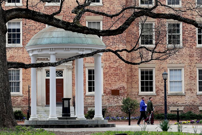La Universidad de Carolina del Norte en Chapel Hill el 18 de marzo del 2020. (AP foto/Gerry Broome)