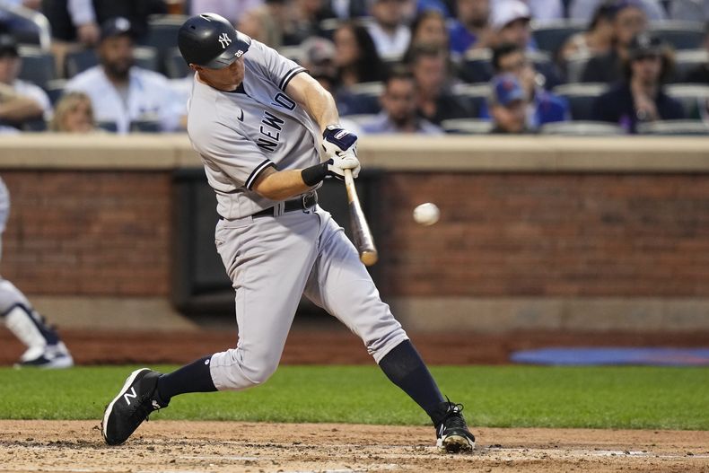 DJ LeMahieu, de los Yanquis de Nueva York, batea un jonrón de dos carreras en el duelo ante los Mets de la misma ciudad, el martes 13 de junio de 2023 (AP Foto/Frank Franklin II)