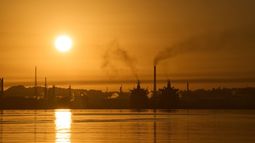Chimeneas de una refinería arrojan humo el jueves 12 de febrero de 2026, en la bahía de La Habana. (AP Foto/Ramón Espinosa)